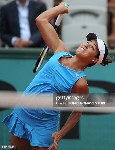 Serbia's Ana Ivanovic serves a ball to Czech Republic's Iveta Benesova during a French Open tennis third round match on May 29, 2009 at Roland Garros...