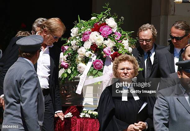 Friends of Barbara Rudnik carry the coffin during the funeral of German actress Barbara Rudnik at Nordfriedhof cemetery on May 29, 2009 in Munich,...