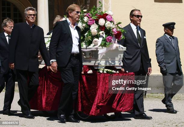 Friends of Barabara Rudnik carry the coffin during the funeral of German actress Barbara Rudnik at Nordfriedhof cemetery on May 29, 2009 in Munich,...