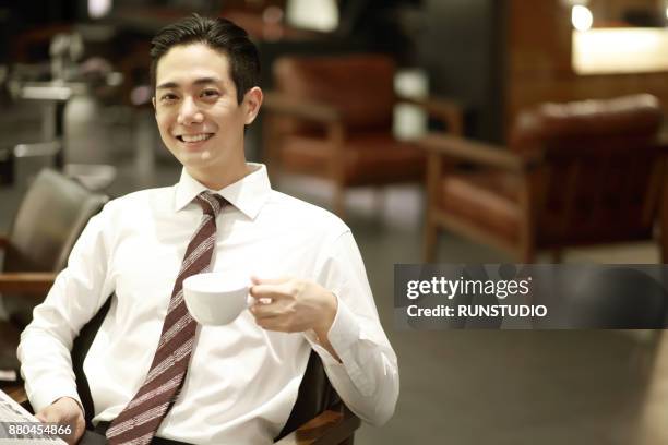 businessman drinking coffee in hair salon - camisa e gravata - fotografias e filmes do acervo