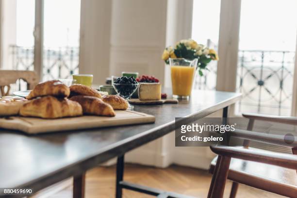 frühstück in paris - buffet stock-fotos und bilder