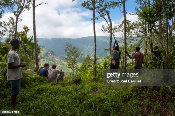 wandern auf karkar vulkankrater in papua-neu-guinea - papua new guinea stock-fotos und bilder