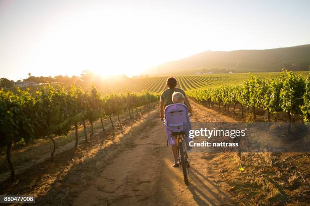 moeder rijden met haar zoon - stellenbosch stockfoto's en -beelden