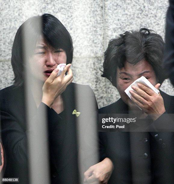 Former South Korean President Roh Moo-hyun's wife Kwon Yang-sook and daughter Roh Jeong-yeon cry during a farewell service at a crematorium on May...