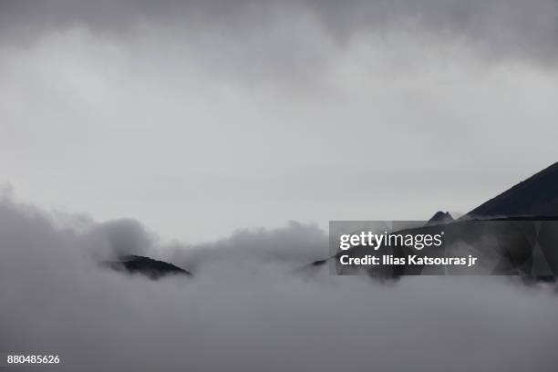 mist and cloudy sky over naka-dake volcano in japan - minamiaso kumamoto fotografías e imágenes de stock