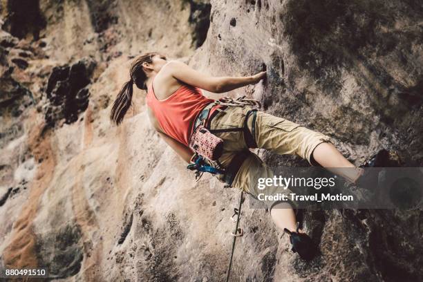 alpinista de mulher na praia de railay, tailândia - praia de railay - fotografias e filmes do acervo