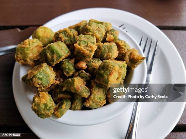 bowl of fried okra - okra stock-fotos und bilder