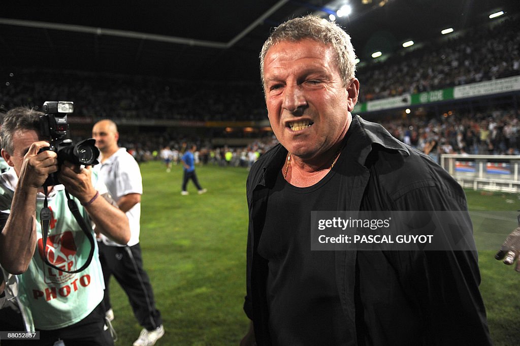 Montpellier's coach Rolland Courbis (R)