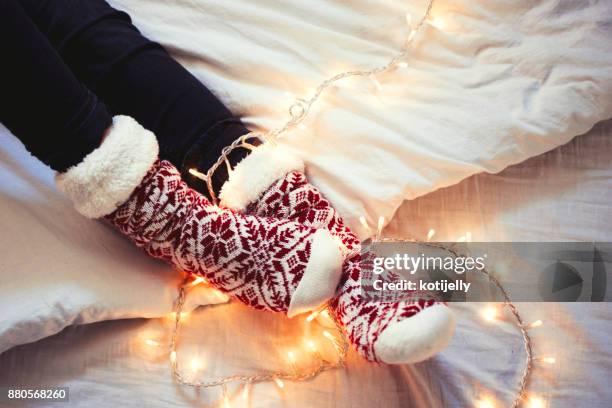 mujer en estado de ánimo de navidad - socks fotografías e imágenes de stock