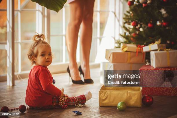 decoración árbol de navidad con mamá bebé - girls open legs fotografías e imágenes de stock