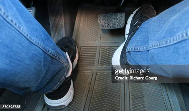 correct foot placement when driving - pedal do acelerador fotografías e imágenes de stock