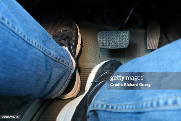 correct foot placement when driving - gaspedaal stockfoto's en -beelden