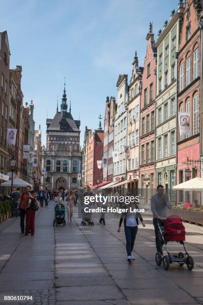 people on long street market in old town with the golden gate in distance, gdansk, pomerania, poland - dlugi targ stock pictures, royalty-free photos & images