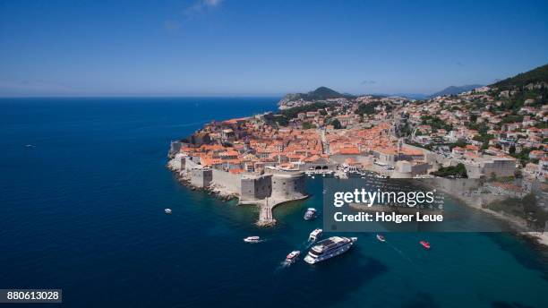 aerial of old town and harbor with cruise ship ms romantic star (reisebüro mittelthurgau), dubrovnik, dubrovnik-neretva, croatia - dubrovnik old town foto e immagini stock