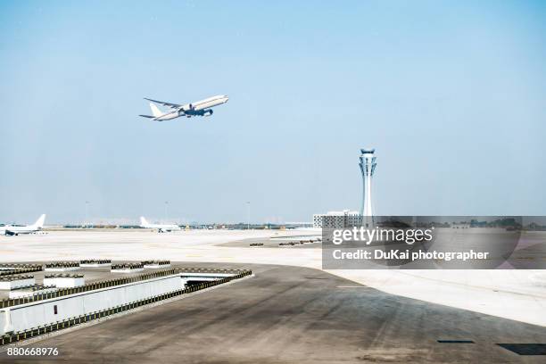 airplane waiting at gate - tarmac stockfoto's en -beelden