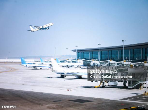 airplane waiting at gate - roissy en france fotografías e imágenes de stock