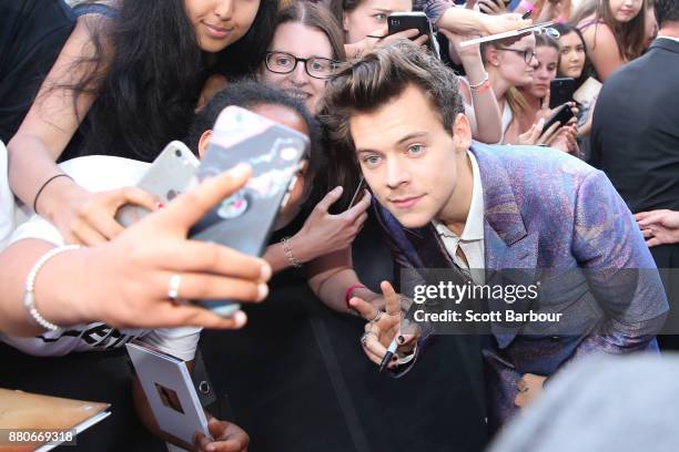 Harry Styles greets fanson the red carpet ahead of the 31st Annual ARIA Awards 2017 at The Star on November 28, 2017 in Sydney, Australia.