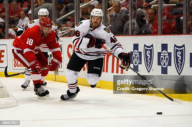Colin Fraser of the Chicago Blackhawks controls the puck behind the net against Kirk Maltby of the Detroit Red Wings during Game Five of the Western...