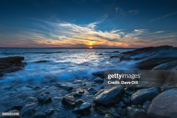 cloud typologies 11 - waves crashing on rocks stock pictures, royalty-free photos & images