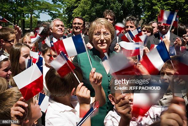 Chilean president Michelle Bachelet salutes children on May 30, 2009 during a visit of Chassagne-Montrachet in the Burgundy region, the village of...