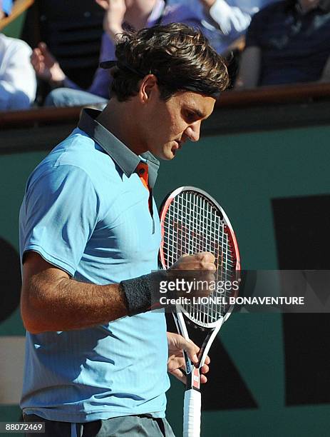 Swiss Federer Roger Federer reacts to play against French player Paul-Henri Mathieu during a French Open tennis third round match on May 30, 2009 at...