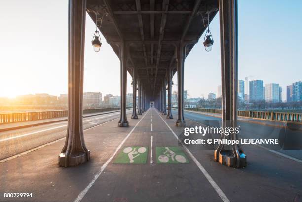 bir hakeim bridge vanishing poijt of view against sun in paris - route perspective photos et images de collection