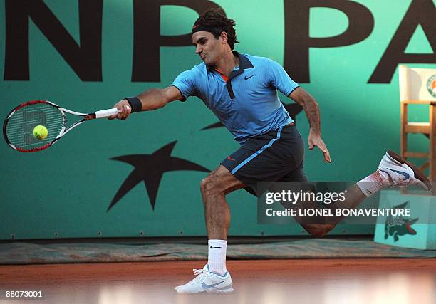 Swiss Federer Roger Federer returns a ball to French player Paul-Henri Mathieu during a French Open tennis third round match on May 30, 2009 at...