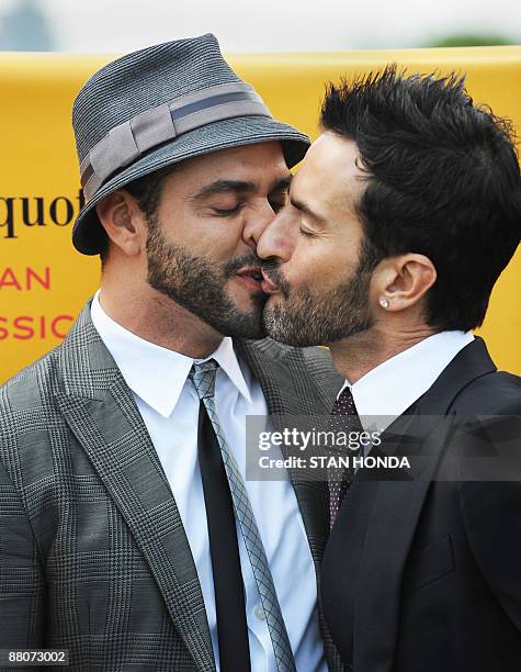 Designer Marc Jacobs and partner Lorenzo Martone kiss as they arrive at the second annual Veuve Clicquot Manhattan Polo Classic May 30, 2009 on...
