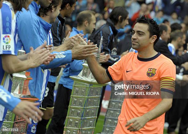 Barcelona´s player Xavi Hernandez is congratulated by Deportivo Coruna's players before their Spanish first league football match at the Riazor...