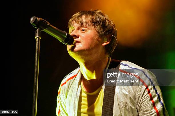 Musician Tom Chaplin of Keane performs on stage to celebrate 50 years of Island Records at Shepherds Bush Empire on May 30, 2009 in London, United...