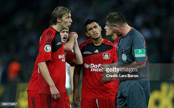 Stefan Kiessling, Tranquillo Barnetta and Arturo Vidal discusses with referee Fleischer during the DFB Cup Final match between Bayer 04 Leverkusen...