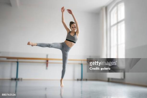teenager-mädchen tanzen ballett im studio - dance fitness stock-fotos und bilder