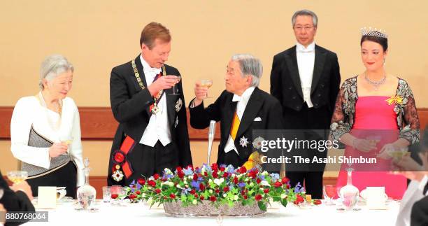 Grand Duke Henri of Luxembourg, his daughter Princess Alexandra of Luxembourg toast glasses with Emperor Akihito and Empress Michiko during the state...