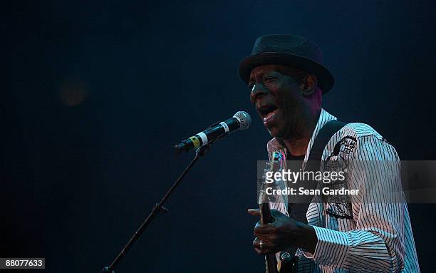 Keb' Mo' preforms during the the Domino Effect Benefit Concert at the New Orleans Arena on May 30, 2009 in New Orleans, Louisiana.