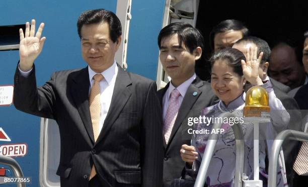 Prime minister of Vietnam Nguyen Tan Dung and his wife Tran Thanh Kiem arrive to attend the ASEAN-Korea Commemorative Summit at the Jeju...