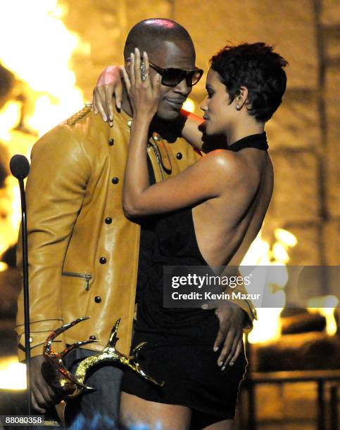 Actor Jamie Foxx and actress Halle Berry kiss onstage at Spike TV's 2009 "Guys Choice Awards" held at the Sony Studios on May 30, 2009 in Los...