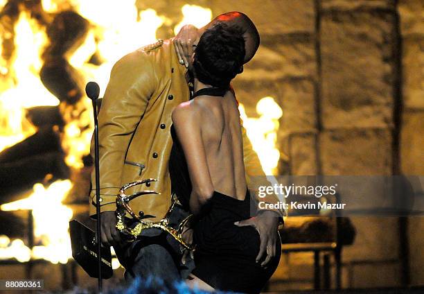 Actor Jamie Foxx and actress Halle Berry kiss onstage at Spike TV's 2009 "Guys Choice Awards" held at the Sony Studios on May 30, 2009 in Los...