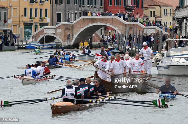 Participants take part in the 35th Vogalonga rowing boats regatta on Venice's canals on May 31, 2009. Competitors come from all around the world to...