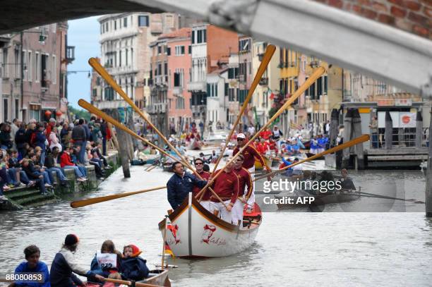 Participants prepare for the 35th Vogalonga rowing boats regatta on Venice's canals on May 31, 2009. Competitors come from all around the world to...