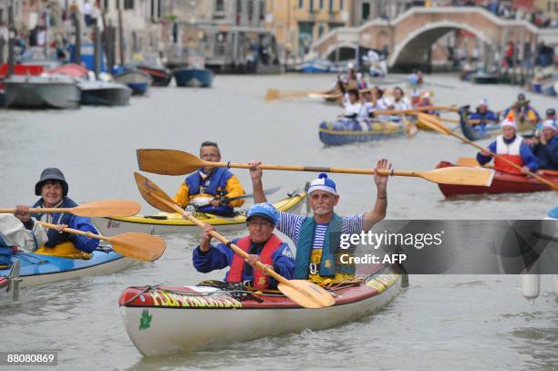 Participants take part in the 35th Vogalonga rowing boats regatta on Venice's canals on May 31, 2009. Competitors come from all around the world to...