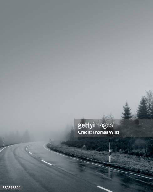 highway in the fog - freudenstadt photos et images de collection