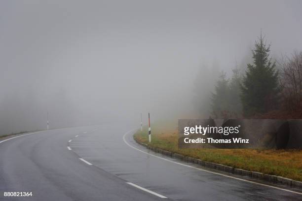 highway in the fog - freudenstadt photos et images de collection