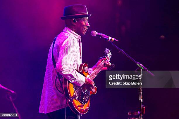 Keb Mo performs during the Domino Effect benefit concert at the New Orleans Arena on May 30, 2009 in New Orleans, Louisiana.