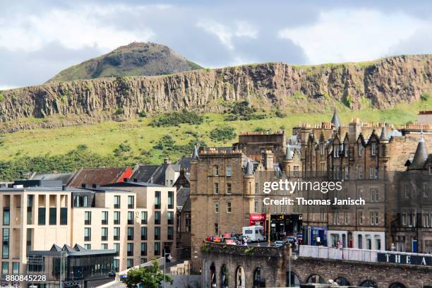 edinburgh cityscape and arthur's seat, scotland - arthur's seat - fotografias e filmes do acervo