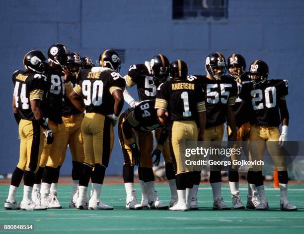 Kicker Gary Anderson of the Pittsburgh Steelers huddles with members of the kick off team including D.J. Johnson, Eric Green, Richard Bell, Barry...