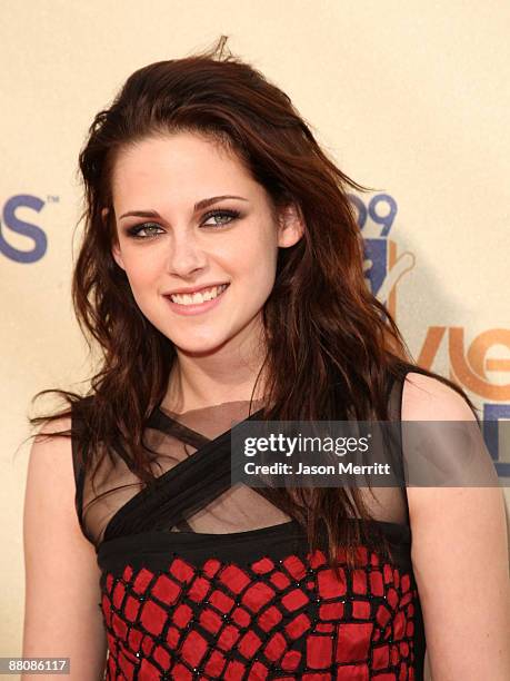 Actress Kristen Stewart arrives at the 18th Annual MTV Movie Awards held at the Gibson Amphitheatre on May 31, 2009 in Universal City, California.