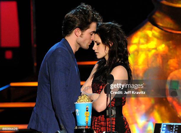 Actors Robert Pattinson and Kristen Stewart onstage during the 2009 MTV Movie Awards held at the Gibson Amphitheatre on May 31, 2009 in Universal...