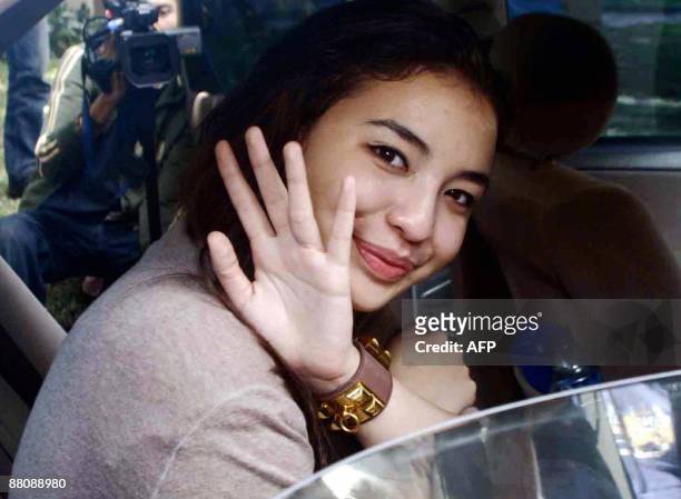 Teenage US-Indonesian model Manohara Odelia Pinot waves to journalists as she arrives at home in Jakarta on May 31 after fleeing her husband, a...