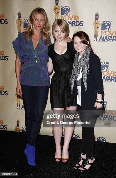 Actresses Cameron Diaz, Sofia Vassilieva and Abigail Breslin pose in the press room during the 2009 MTV Movie Awards held at the Gibson Amphitheatre...