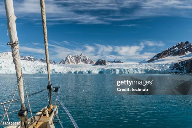 svalbard expedition von segelboot, nothern fjorde, gletscher - artic stock-fotos und bilder